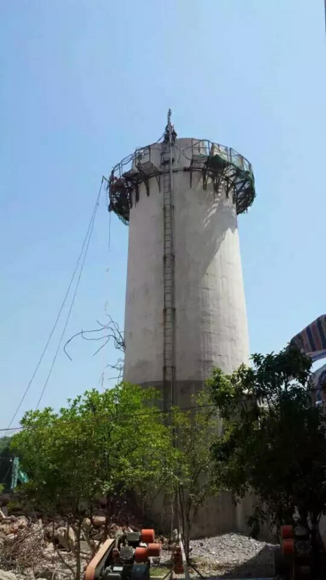 煙囪拆除